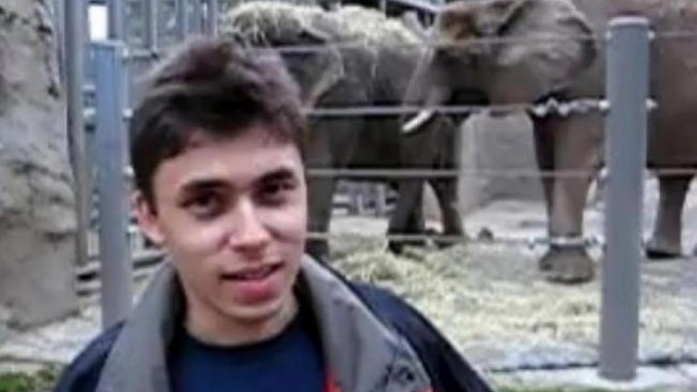 Фото 1 видео. Первое видео в мире. Самое первое видео вели. Jawed Karim Now. Самое первое видео у бре.